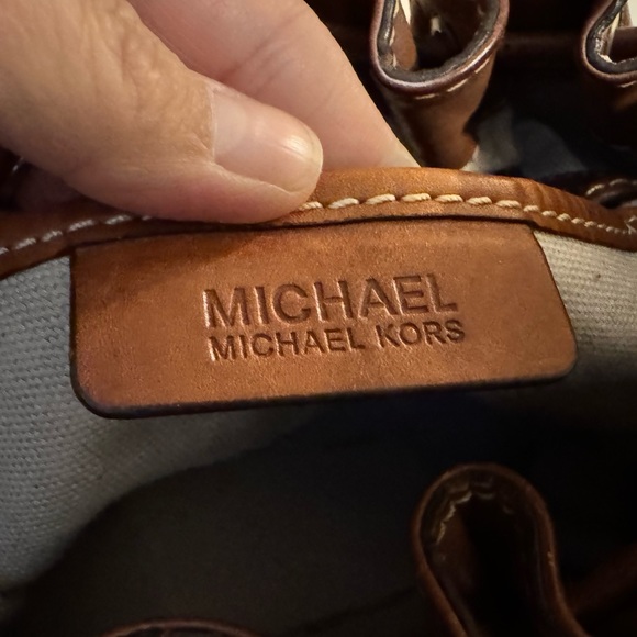 Authentic Michael kors bag, some signs of used and color fade - Picture 3 of 6